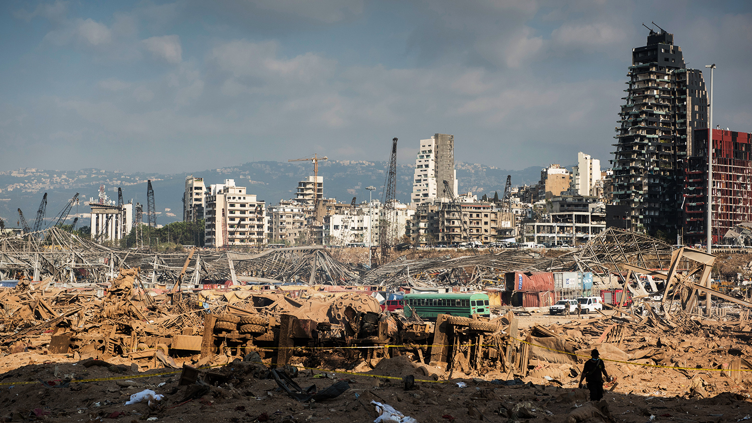 На территории порта Бейрута еще остаются взрывоопасные вещества