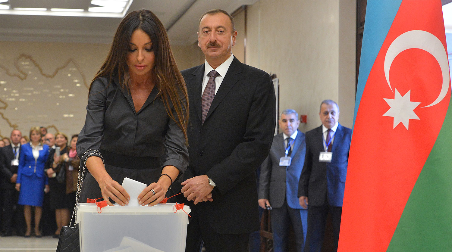 Азербайджан передвинул выборы ближе к Армении - Коммерсант