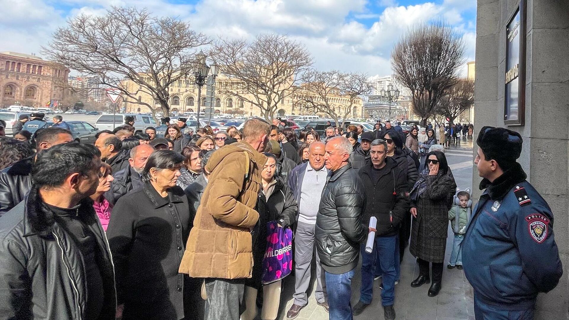 Ակցիա ՊՆ–ի դիմաց. Ծնողները պահանջում են, որ իրենց որդիները ևս ծառայեն 1.5 տարի 