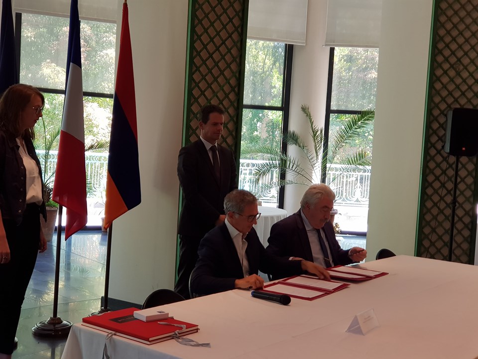 Армения и Франция договорились обмениваться документами в области исследований геноцидов