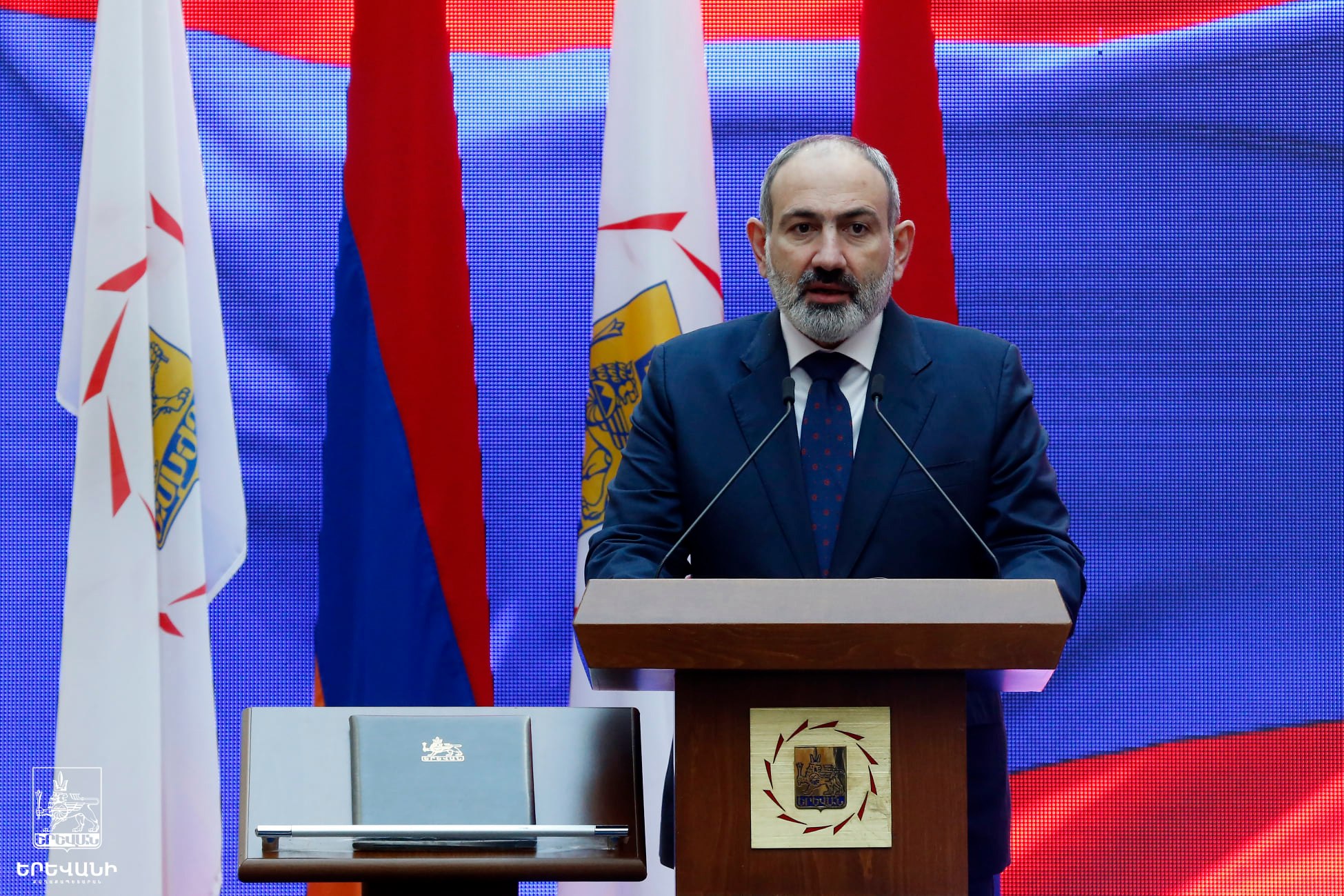 Пашинян поблагодарил членов Совета старейшин Еревана за принципиальность