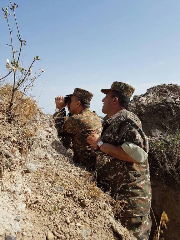 Министр обороны Армении посетил передовые позиции в Карабахе 