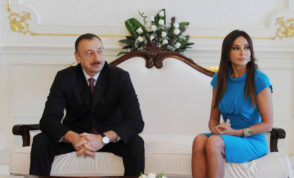 Семья Алиевых подозревается в получении прибыли на девальвации маната: расследование 