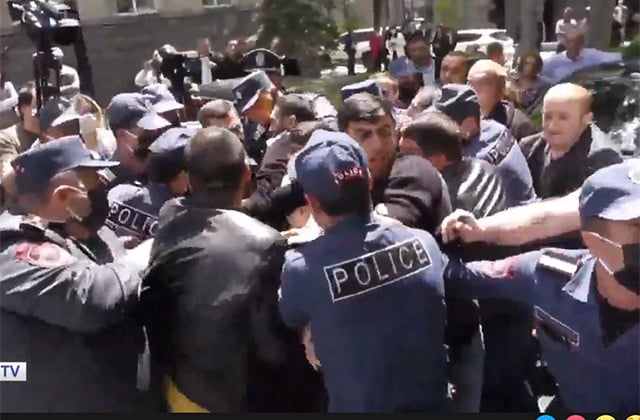 Число задержанных в Ереване протестующих достигло 168