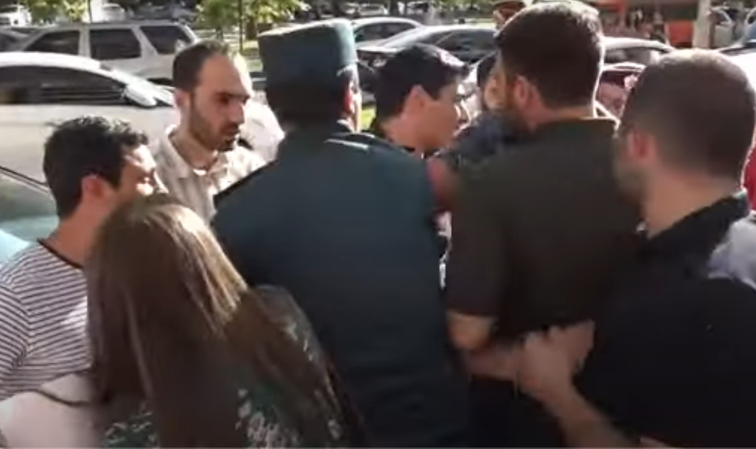 Напряженная ситуация перед зданием Минздрава Армении: есть задержанные