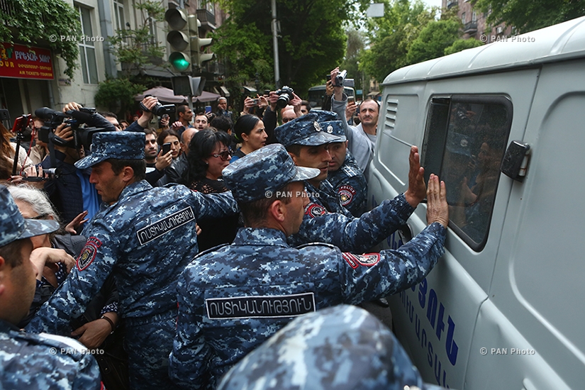 Армения охвачена протестами - в Ереване и ряде городов напряженная ситуация (LIVE)