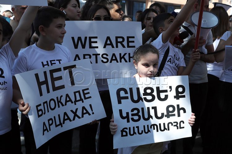 В Ереване активисты перекрывают центральные улицы в поддержку Арцаха