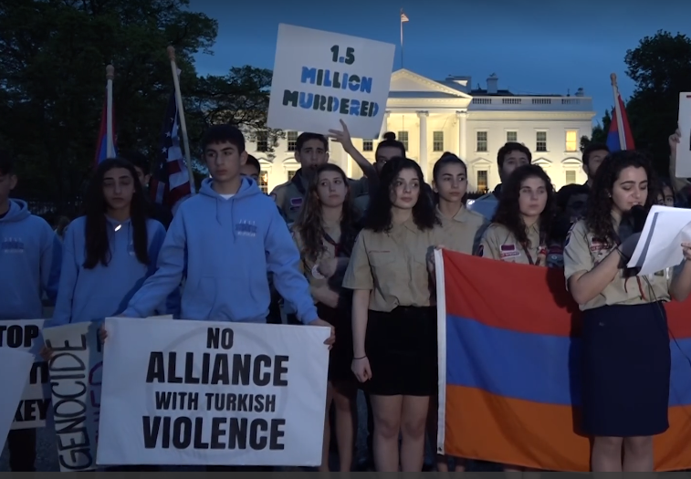 Պահանջում ենք ճանաչել ցեղասպանությունը. հայերի մոմավառությունը Սպիտակ տան առջև (տեսանյութ)