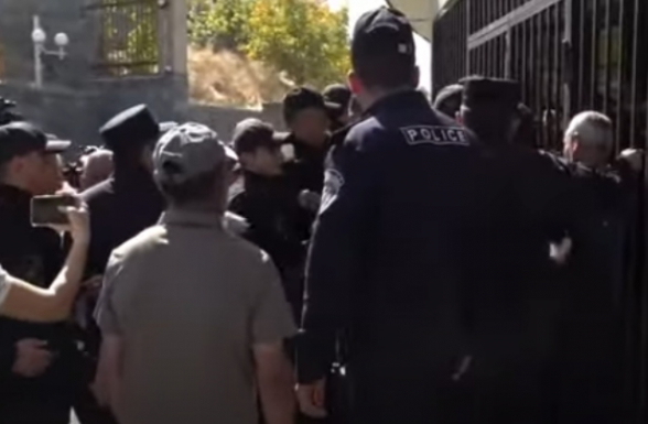 Слезами горю не поможешь: о протестах родителей армянских солдат