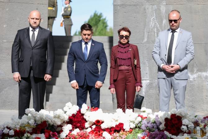 Российские депутаты посетили  «Цицернакаберд» и почтили память жертв Геноцида армян