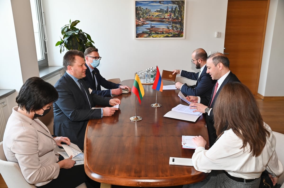 Секретарь Совбеза Армении встретился с замминистра иностранных дел Литвы 