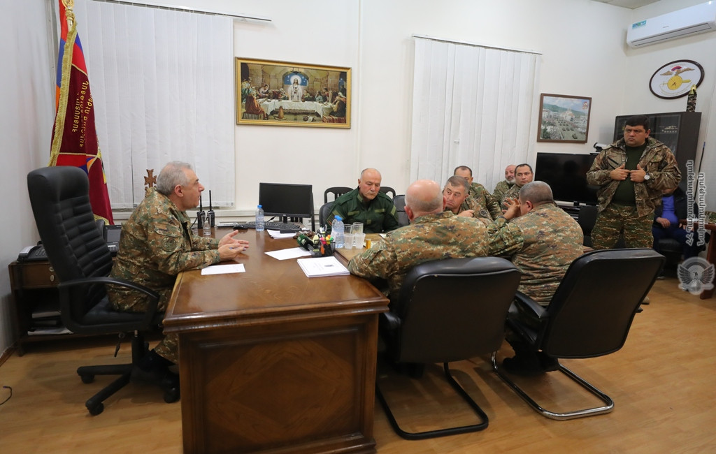 Министр обороны: От армянской территории противнику не будет отдано ни метра земли 