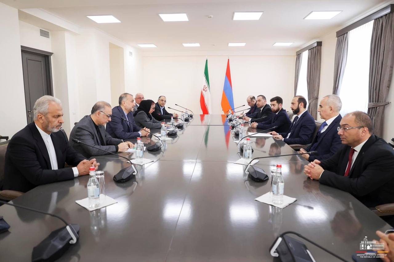 Главы МИД Армении и Ирана проводят переговоры в расширенном формате