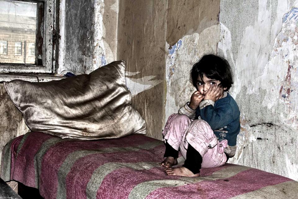 Больше всего страдают дети: трoe из десяти граждан Армении находятся за чертой бедности