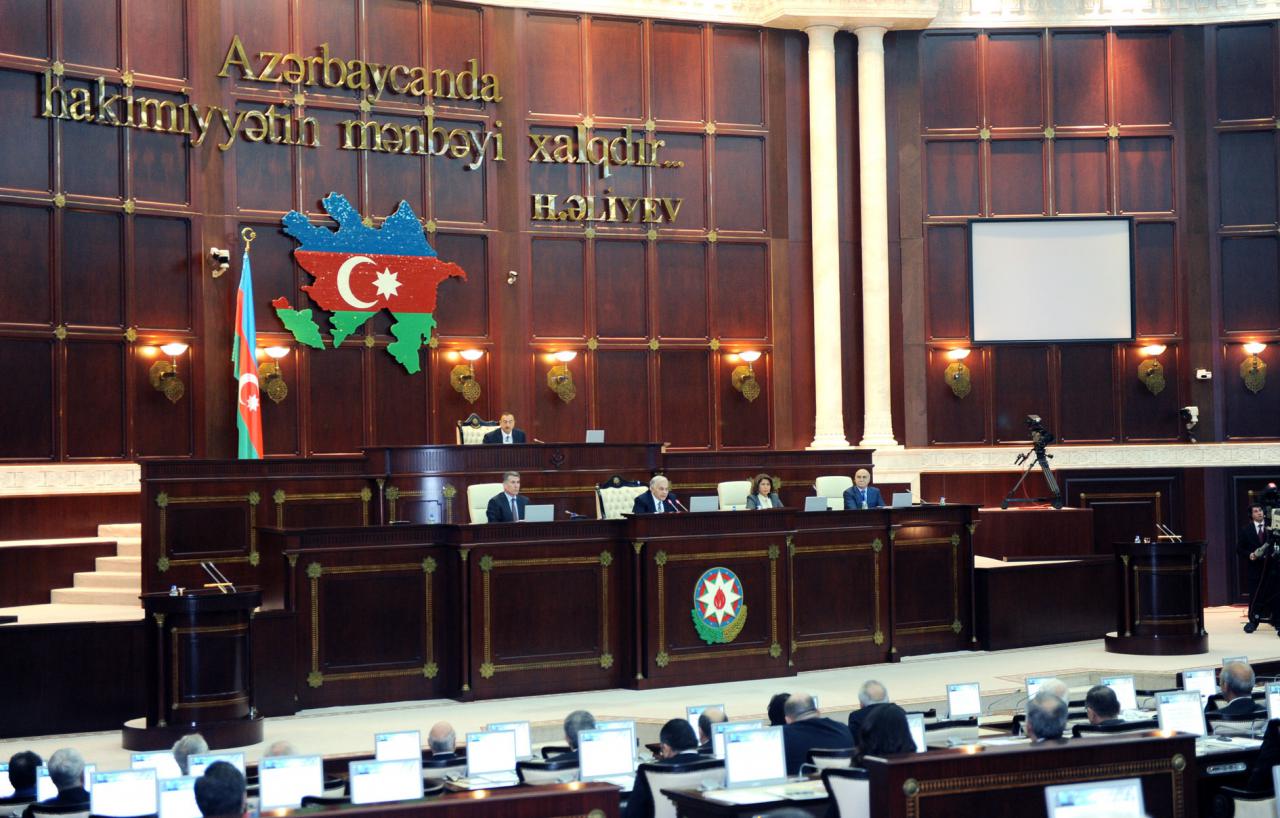 Парламент Азербайджана объявил о самороспуске