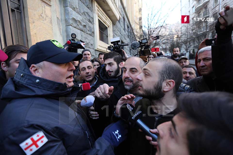 Перед зданием парламента Грузии произошла стычка оппозиции с правоохранителями