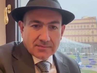 Почему лидер Армении грустит под Земфиру и Леди Гагу? BBC o новом образе Пашиняна