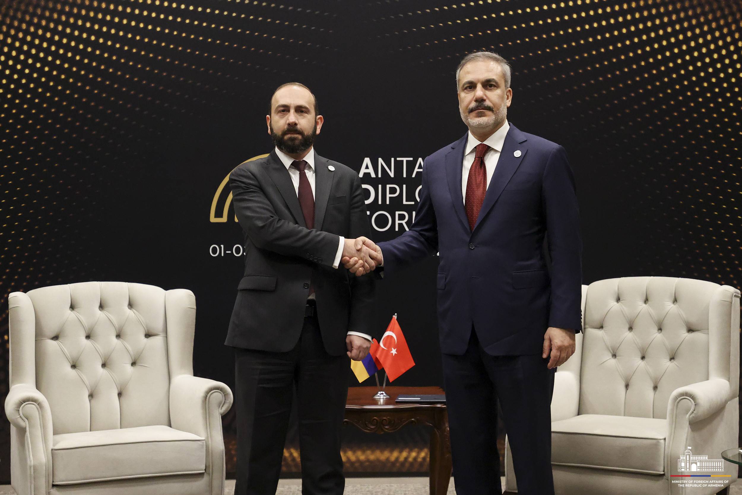 Главы МИД Армении и Турции обсудили процесс нормализации двусторонних отношений