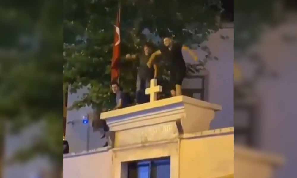 В Турции граждане залезли на стену армянской церкви и танцевали вокруг креста