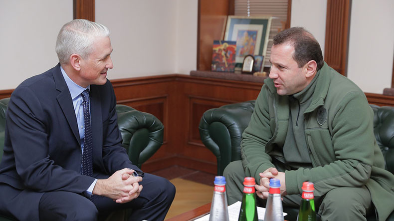 Министр обороны Армении принял постоянного координатора ООН в РА