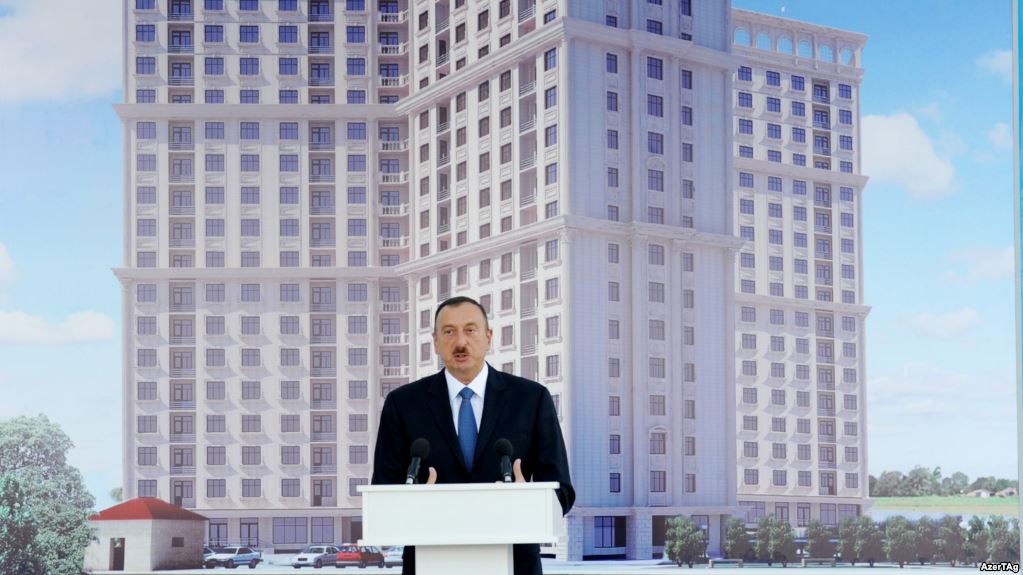 Ильхам Алиев и журналисты: одним — квартиры, другим — тюремную решетку. WP