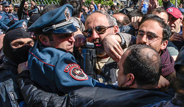 Сравнение ситуации в Армении с государственным переворотом на Украине неуместно – Песков