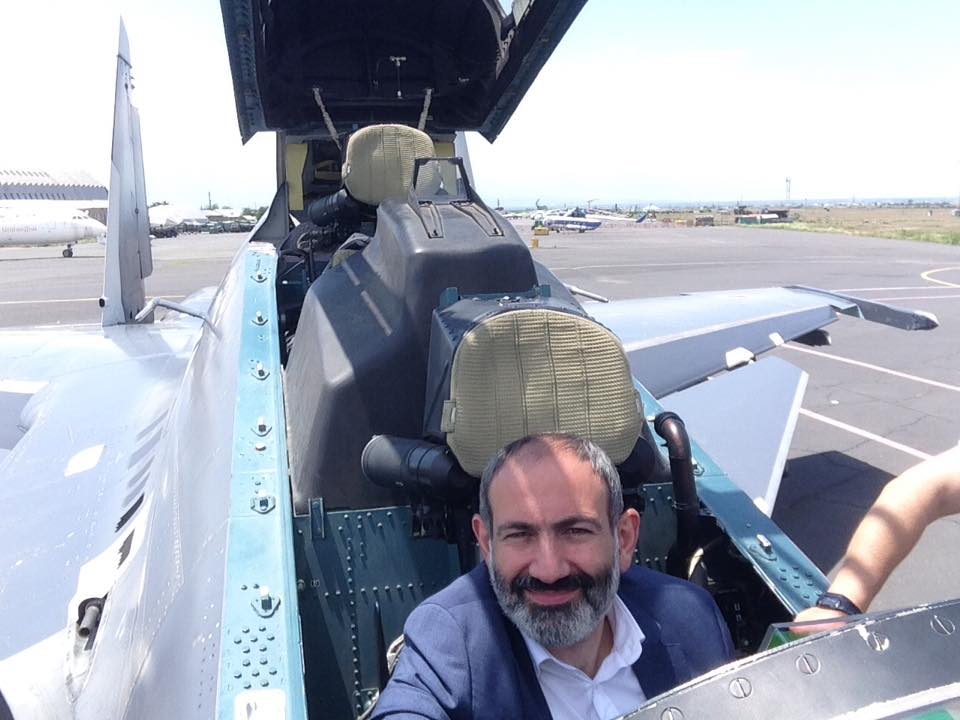 ՀՀ վարչապետը լուսանկար է հրապարակել ՍՈւ-31CM կործանիչի օդաչուի խցիկում