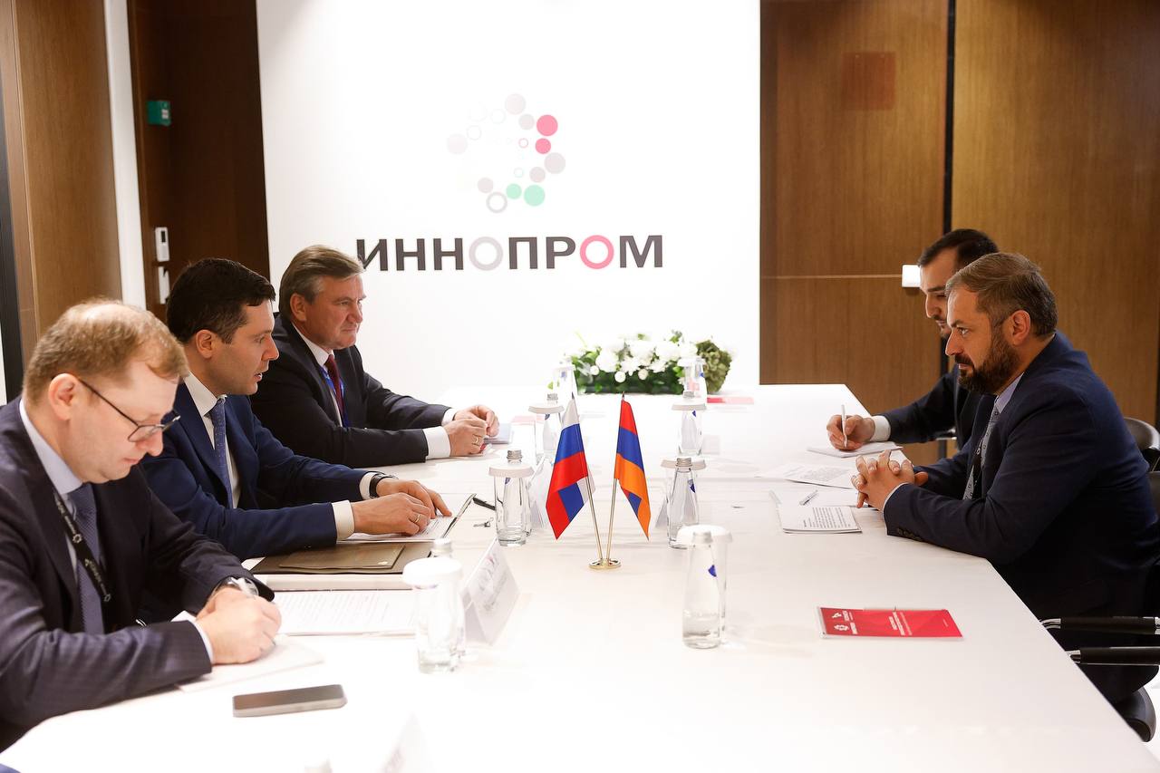Գևորգ Պապոյանը հանդիպել է ՌԴ արդյունաբերության և առևտրի նախարարի հետ