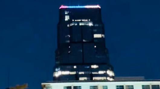 Самое высокое здание в Канзасе украсилось цветами армянского триколора