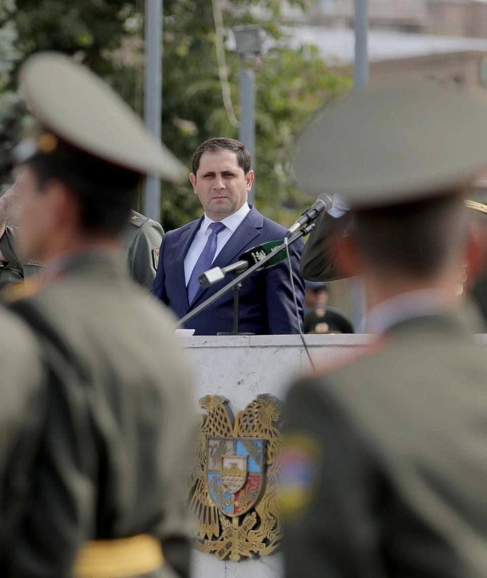 Министр обороны Армении отбыл во Францию