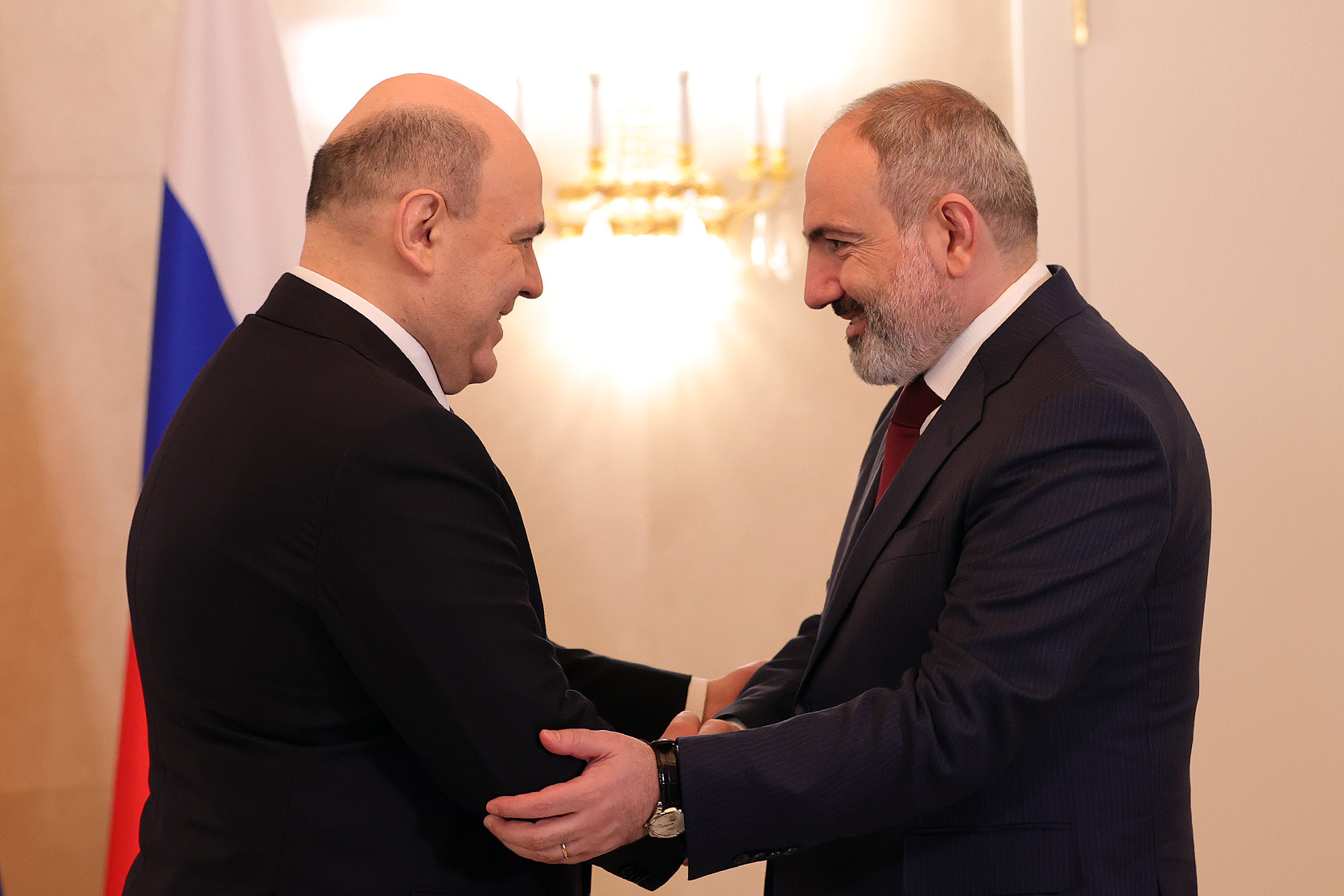 Пашинян поздравил Мишустина с Днем России