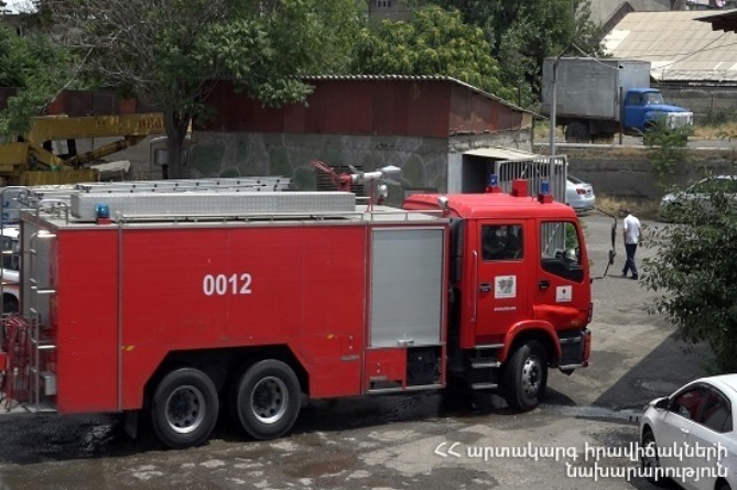 На улице Вормнадирнер в Сари Тахе горит дом