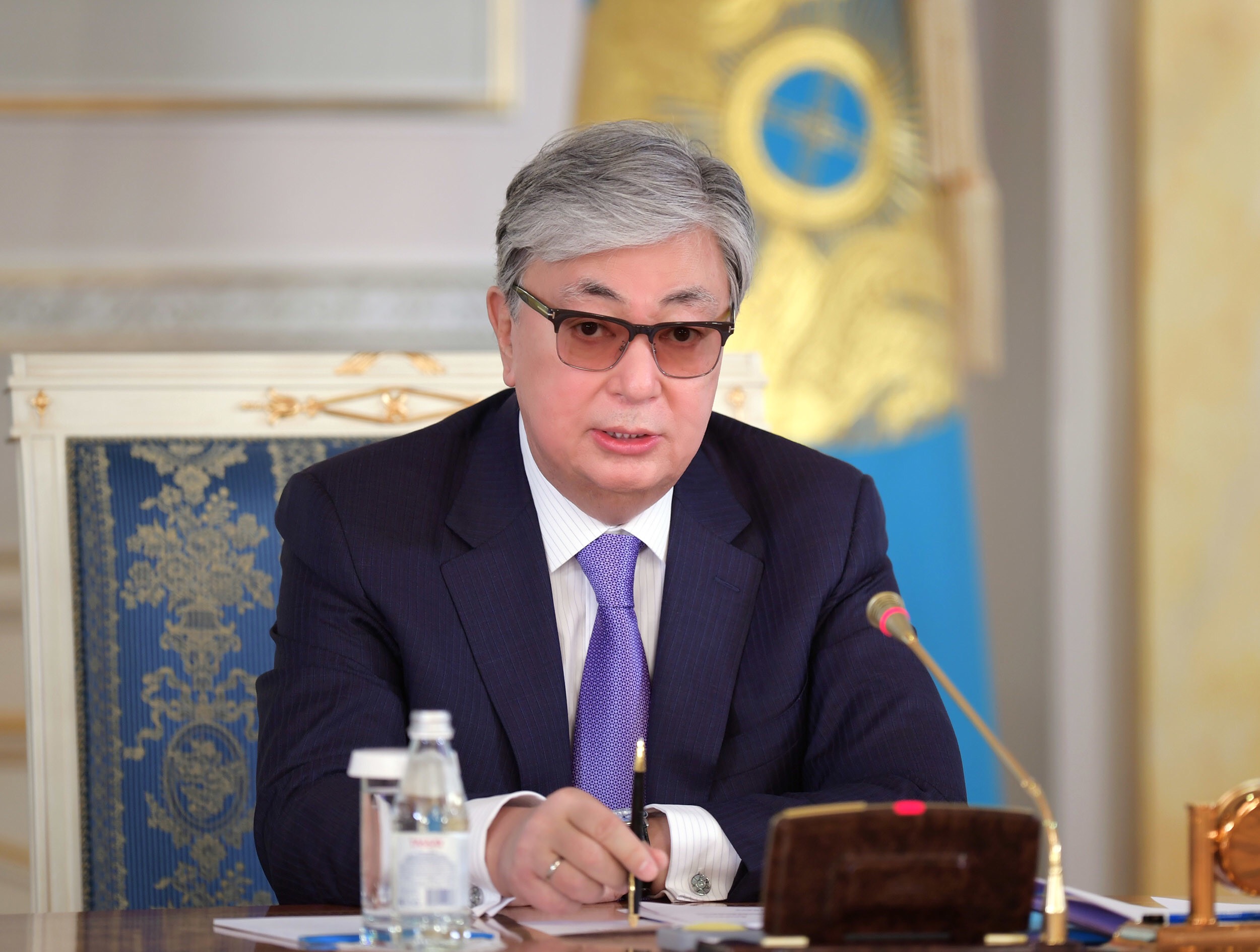 Токаев поручил проработать предложения по введению жесткого карантина в Казахстане 