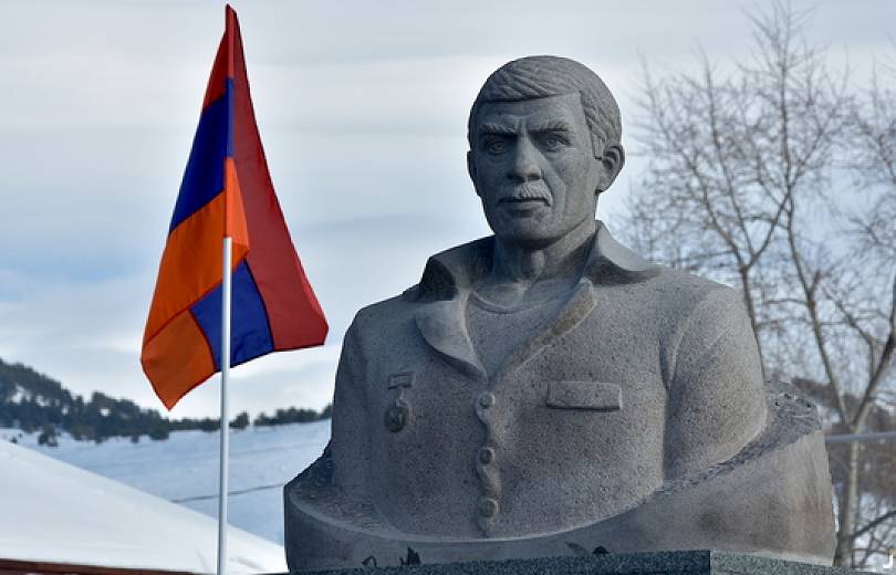 В Тбилиси азербайджанцы вышли на протест против установления памятника армянскому герою