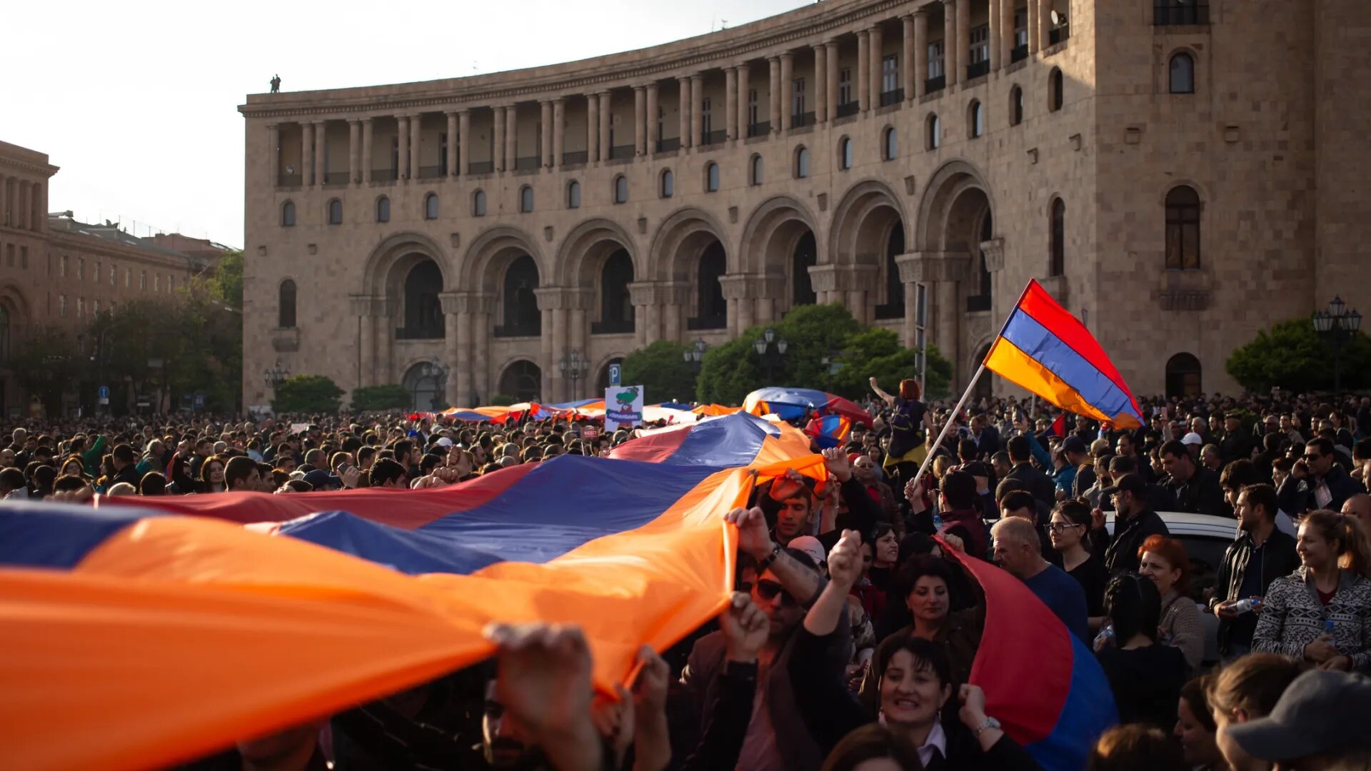 Армения: от высоких темпов активности к 
