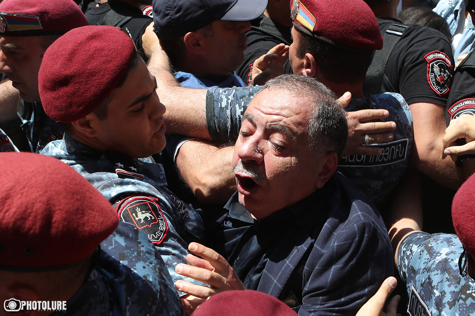 У правительственного здания №3 ситуация накалилась: полиция начала задержания