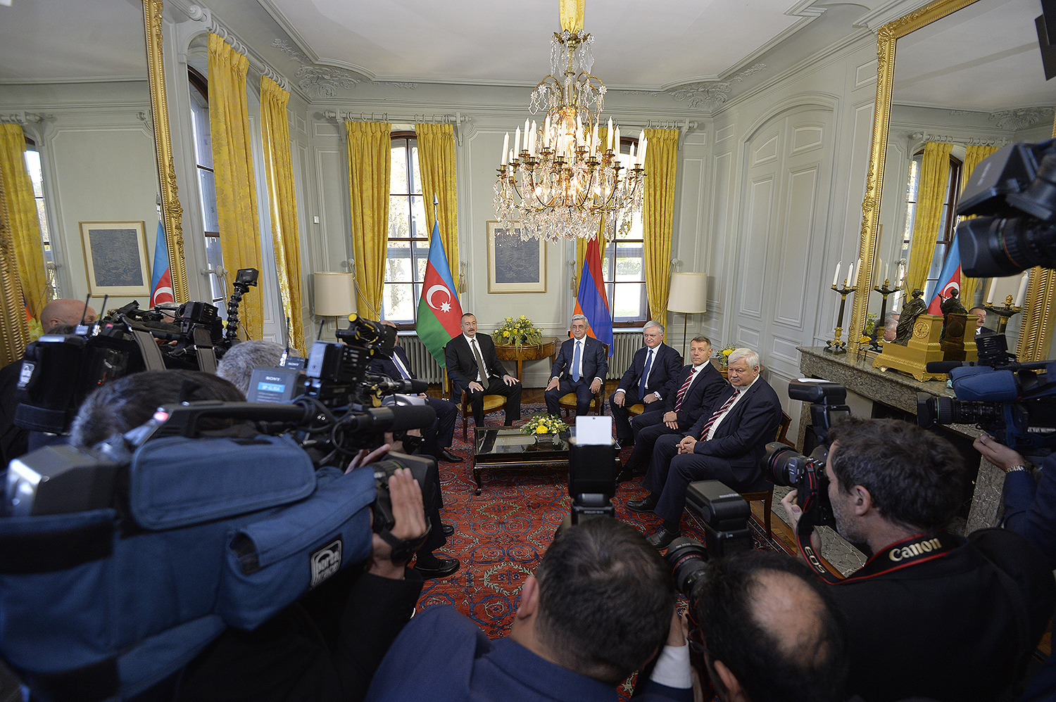 Главы Армении и Азербайджана предпримут шаги для активизации переговоров по Карабаху - МГ