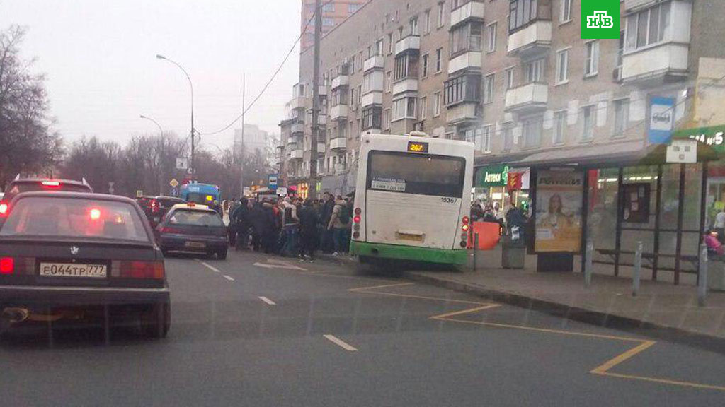 Рейсовый автобус наехал на остановку в Москве