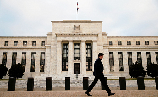 Слабый доллар и США: Политика не влияет на ФРС? 