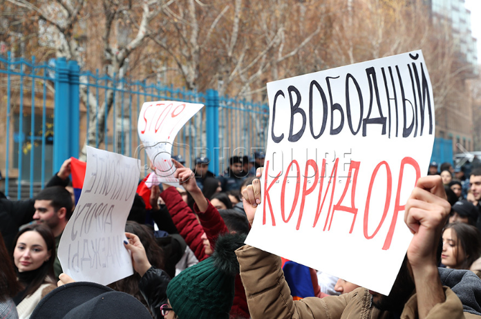 Студенты-международники ЕГУ  проводят митинг в поддержку Арцаха (фото)