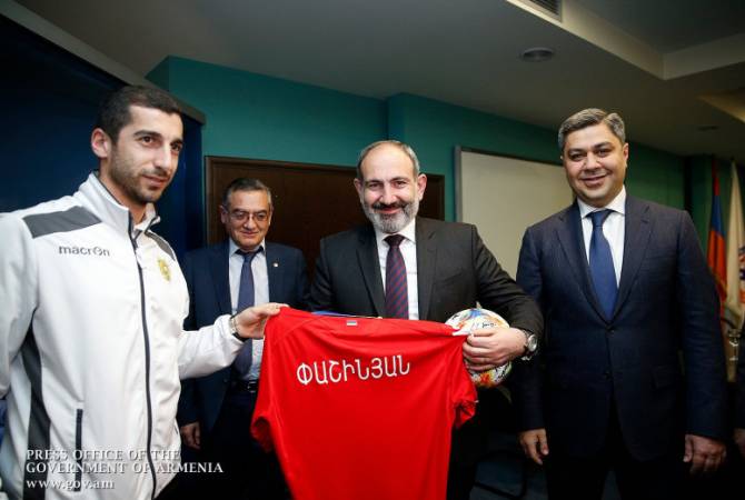В ожидании горячей футбольной осени: Пашинян и Ванецян поздравили сборную Армении