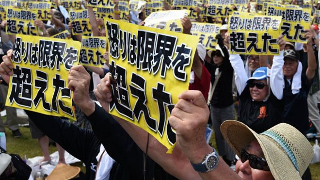 На японской Окинаве проходит многотысячная демонстрация против военной базы США 
