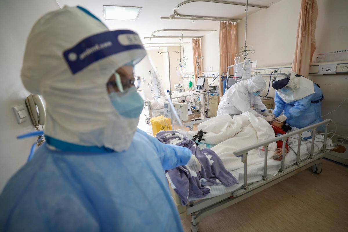 В Иране еще два человека погибли от коронавируса, число заболевших растет