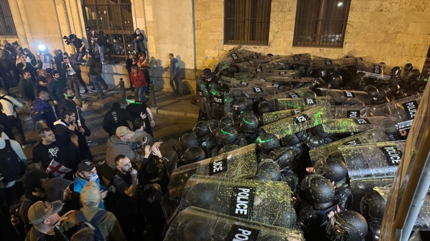  Полиция разгоняет митингующих у парламента Грузии с применением слезоточивого газа 