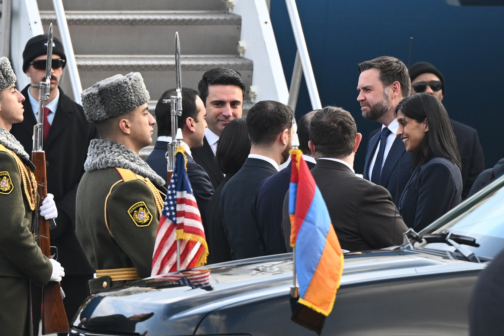 Вэнс прибыл в резиденцию президента Армении, где его встретил премьер Пашинян