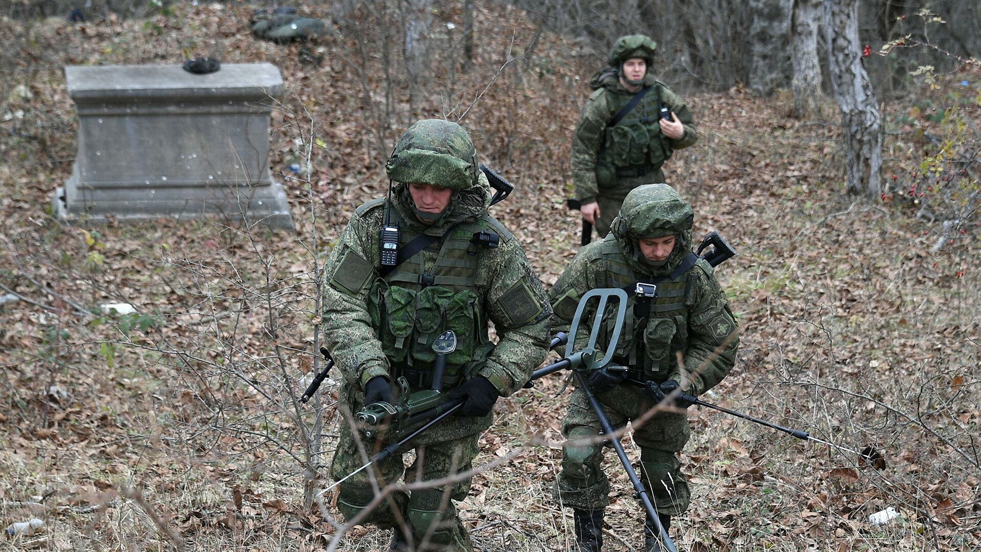 Российские миротворцы проводят разминирование социально-значимых объектов Степанакерта
