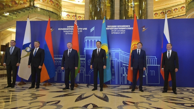 Минск требует нефти и газа, Бишкек - открытия границы - заседание в Ереване
