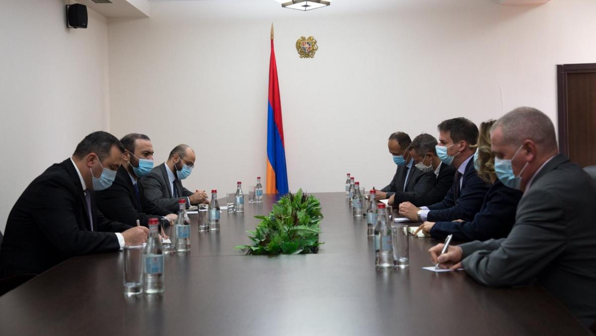 Секретарь Совбезa Армении обсудил с послом Франции ситуацию в Карабахе