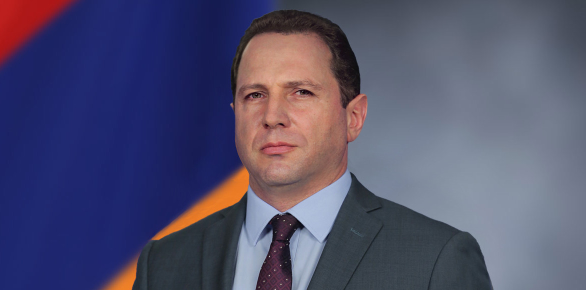 Министр обороны Армении отбыл в Москву 