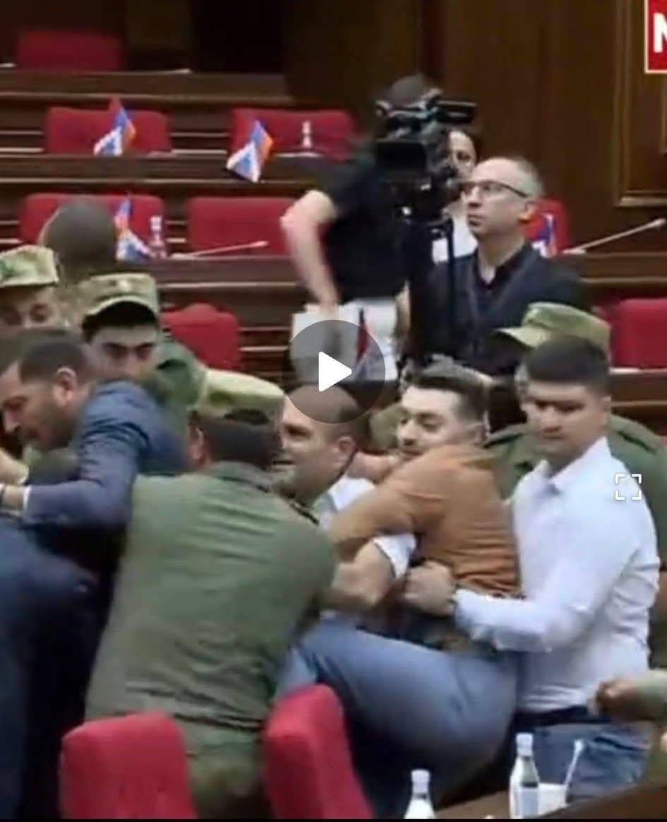 Депутаты армянского парламента опять подрались: ГД-шники в главных ролях